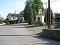 Kaplička se zvonicí na malé návsi