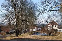 Pohled na náves a kapli