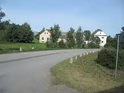 Dvůr ve středu vesnice, místo otáčení autobusu