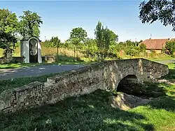 Jeníkov, silniční mostek s výklenkovou kaplí.jpg
