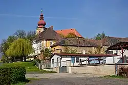 Střed vesnice s kostelem svatých Petra a Pavla (pohled z návsi)