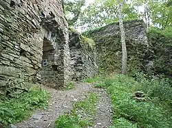 Celkový pohled na portály do paláce a základy věže
