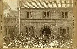 Jens Busk holder valgtale foran Det Gamle Rådhus i Ribe, 1903