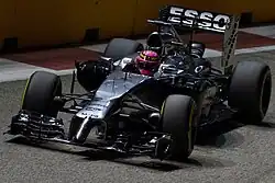 Srovnání mezi vozem MP4-30 (nahoře) a jeho předchůdcem MP4-29 (dole), které ukazuje velké změny v přední části monokoku.