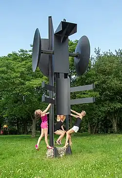 Jednu z největších prostorových forem vytvořil v rámci 1. bienále prostorových forem v Elblągu (1965) Jerzy Lengiewicz (ve spolupráci s M. Karpowiczem a S. Wierzbickim). Socha stojí v parku. M. Kajki a je vysoká 9 metrů. Obyvatelé Elblągu nazývali „naslouchací anténou pro nepřátelskou inteligenci“. Původně stál poblíž dnešní budovy radnice, poblíž ul. Ratuszowa. Stojí v parku Kajki od 80. let 20. století.Výtvarné umělkyně v interakci se sochou: Iwona Demko a Agata Zbylut a kurátorka Karina Dzieweczyńska realizující projekt Kongres marzycielek (Kongres snílků) pro Centrum Sztuki Galeria EL. 2019.