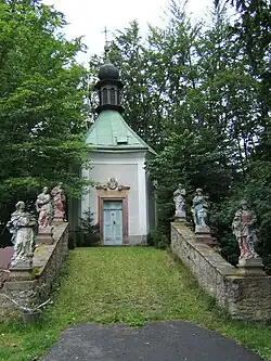 Celkový pohled na kapli a sochy