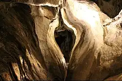 srdcovitá chodba v jeskyni