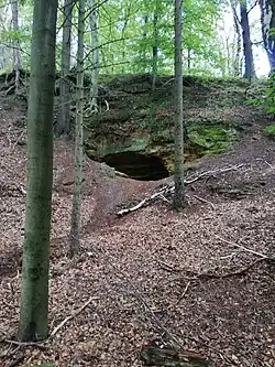 Jeskyně Lipka ve svahu čedičového vrchu Lipka (léto 2020)