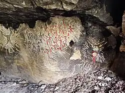 Vnitřní ilegální výzdoba Vidoulské jeskyně