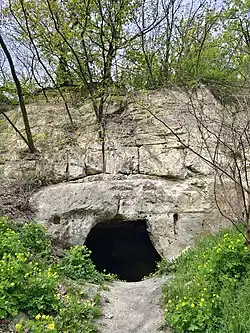 Pohled na vstup do jeskyně