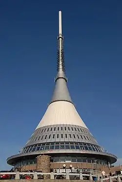 Hotel a vysílač Ještěd na vrcholu stejnojmenného kopce