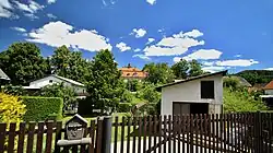 Jetřichovice, uprostřed snímku je střecha barokního zámku