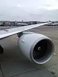 Turbodmychadlový motor General Electric GE90 umístěný pod křídlem letounu Boeing 777