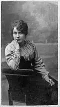Portrét mladé ženy sedící v křesle, kolem roku 1895