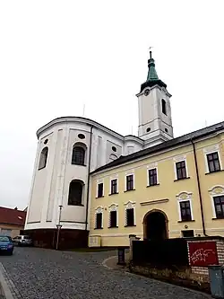 Kostel Nanebevzetí Panny Marie s klášterem v roce 2020