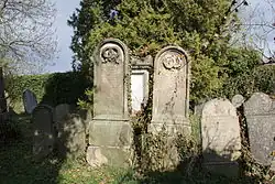 Náhrobky na hřbitově