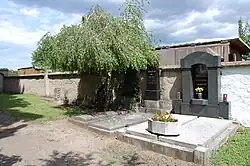 Židovské hroby napravo od obřadní síně