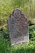 Jeden z mála zachovaných starších náhrobků