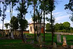 Náhrobky v pozadí s obřadní síní