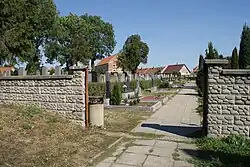 Vstup do židovské části ostrožského hřbitova