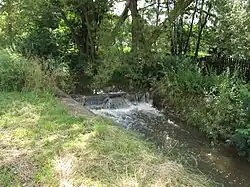 Malý jez napájející Křešický rybník