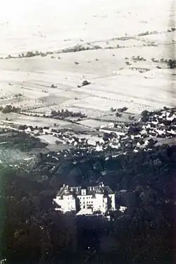 Zámek Jezeří s Albrechticemi v pozadí