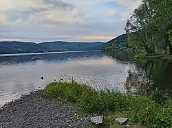 Jezioro Międzybrodzkie v pohledu z vesnice Międzybrodzie Bialskie