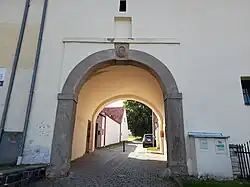 Přední Kopanina – bývalý jezuitský dvůr se znakem v průčelí, průjezd na Hokešovo náměstí.