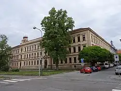 Jičín-Staré Město - základní škola (čp. 109) v ulici 17. listopadu.jpg