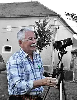 Profesor Jiří Škabrada při dokumentaci památek v Čečovicích