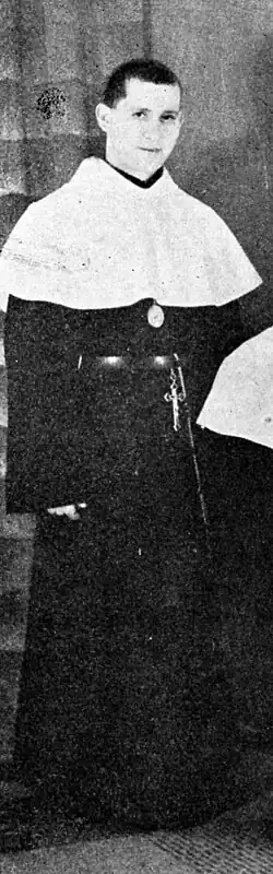 J. E. Krejčí v hábitu Těšitelů. Výřez z fotografie z publikace "BARTOŠ, Antonín. Cyrilometodějská smírná kaple v Jerusalemě: Památník svěcení kaple se 122 obrazy. [s.l.] : Palestinský spolek v Brně, 1936." Strana 94. Autor fotografie v publikaci neuveden.