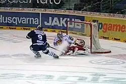 Jiří Hunkes (Bílí Tygři Liberec) vs. brankář Adam Svoboda (HC Slavia Praha)