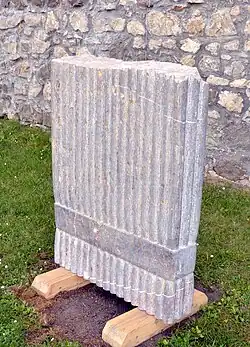 Stéla, vápenec, 2001