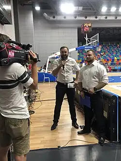 Jiří Kalemba (uprostřed) při moderováné basketbalového zápasu Česko – Jordánsko v rámci přípravného turnaje na MS v Číně v hale Královka v Praze dne 9. srpna 2019