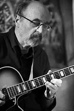 Jiří Mika na vystoupení hudební skupiny Starej pán (fotografie Jiří Michl)