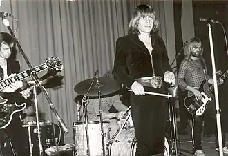 Skupina se zpěvákem Jiřím Schelingerem