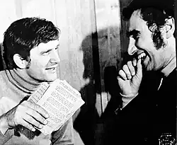 Jiří Suchý, herec a zakladatel divadla Semafor. A s ním usmívající se Ivan Soeldner, autor námětu, scénáře a režisér televizního seriálu o historii populární hudby u nás, s názvem Grandsupertingltangl.