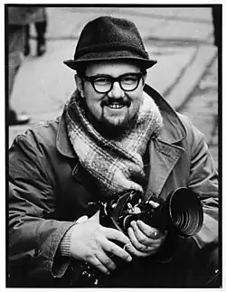 Jiří Vrožina s kamerou Eclair, (archív Milana Švihálka)