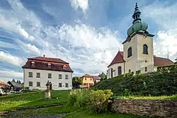 Kostel s farou v Jiřetíně pod Jedlovou