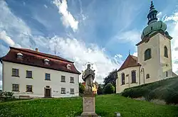 Náměstí Jiřího s kostelem Nejsvětější Trojice a farou