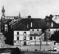 Vpravo v průčelí budovy divadla (1919)