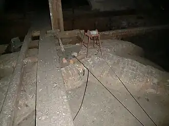 Interiér: zaklenutí lodi a závěs lustru