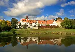 Pohled přes Obecní rybník