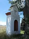 Jinín, výklenková kaplička.jpg