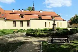 Parčík za budovou soudu se sochou Boleslava Jablonského