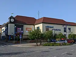 Jindřichův Hradec II-Pražské Předměstí - nákupní středisko čp. 44 na rohu Růžové, Jarošovské a Masarykova náměstí, vystavěné na místě zbořených domů čp. 45 a 46 (1).jpg