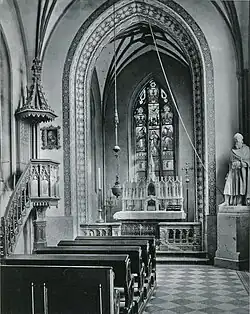 Vitráž na téma Korunovace Panny Marie v zámecké kapli na Sychrově, kterou podle provedl Quast (foto Jindřich Eckert)