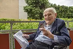 Jindra Hojer s ježkem v kleci a konceptem knihy Záhadné hlavolamy pro chytré hlavičky