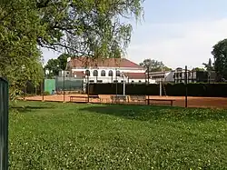 Sokolovna a přilehlý sportovní areál SK Motorlet Praha