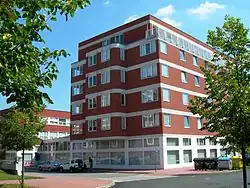 Budova společenskovědních fakult UK v Jinonicích (1998)